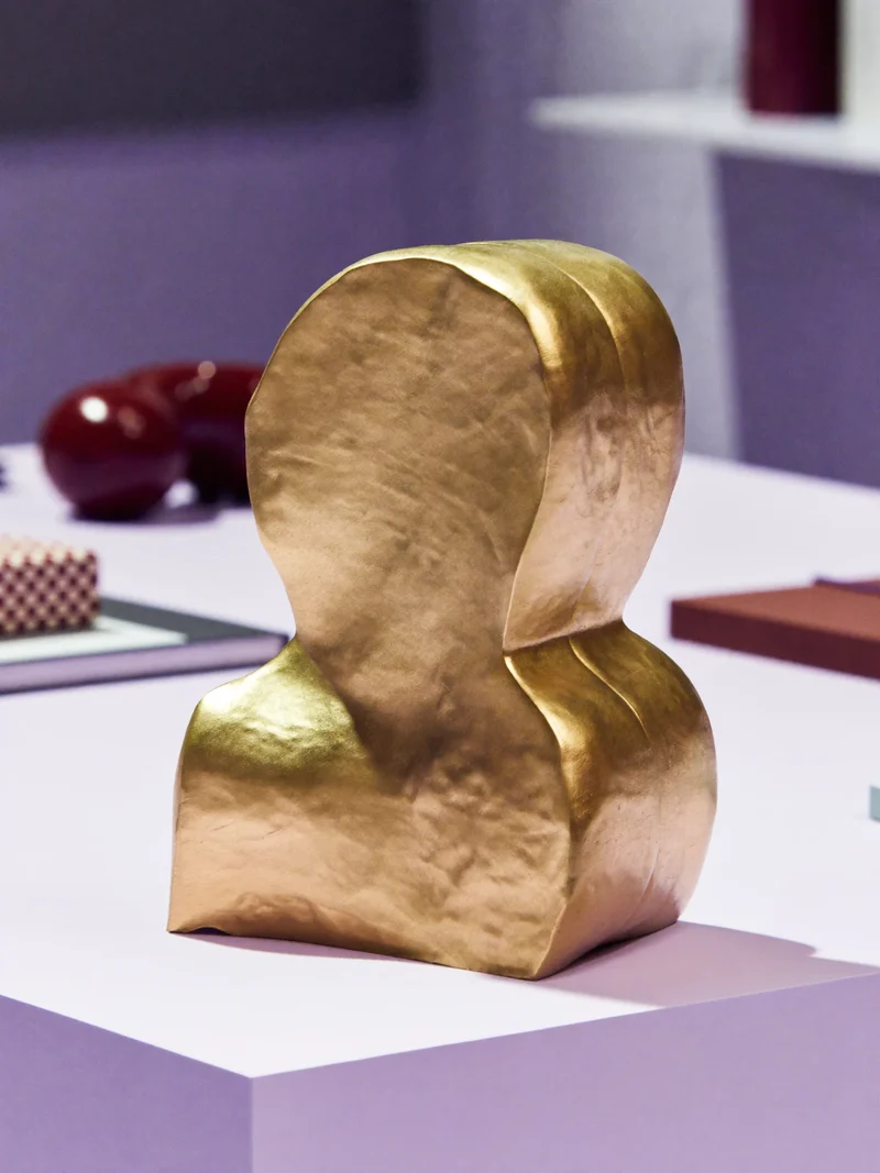 Studiu ilustrativ: presse-papier sculptural din alamă.